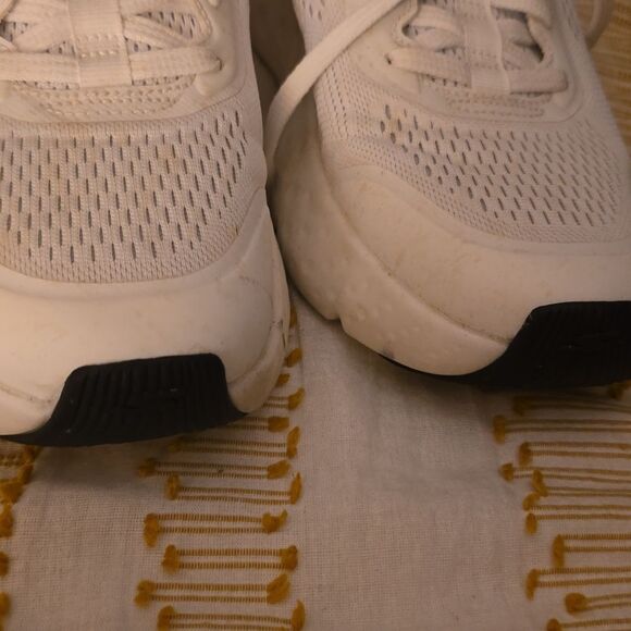 Skechers GOrun Men's White Shoes - Picture 12 of 12